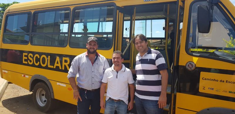 Distrito de São José da Antinha recebe ônibus para a educação.